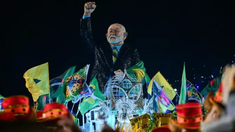 Acadêmicos de Niterói na Sapucaí: Por que a Globo evitou falar de política?