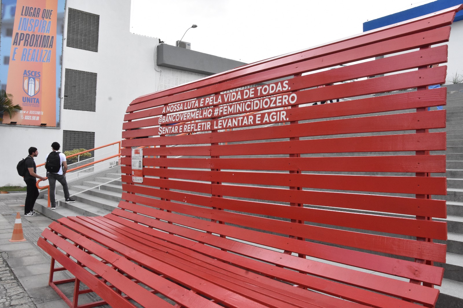 Banco Vermelho: Símbolo de luta e conscientização contra a violência à mulher