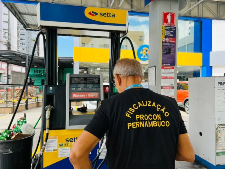 Procon-PE notifica mais de 100 estabelecimentos por preços abusivos de combustíveis