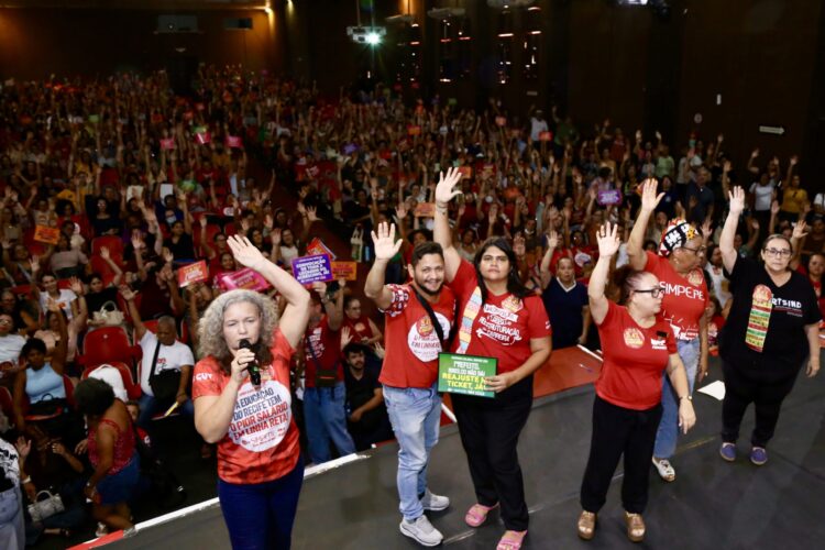 Professores do Recife aprovam estado de greve e paralisam rede nesta quinta-feira (5)