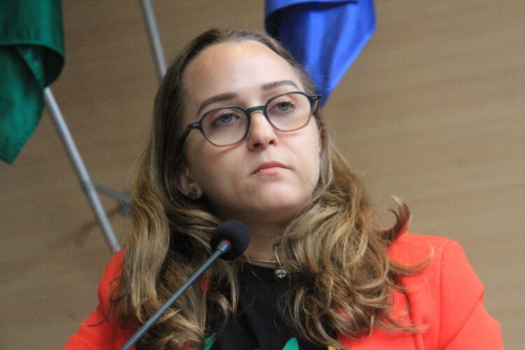 Kari Santos emite discurso poderoso contra machismo e violência na política do Recife