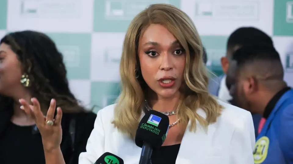 Erika Hilton Pede Investigação de Ratinho por Transfobia e Violência Política