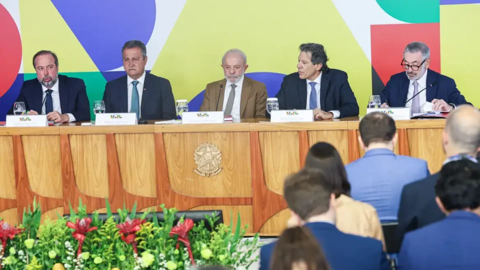 Governo Lula zera PIS/Cofins sobre diesel para conter alta dos combustíveis