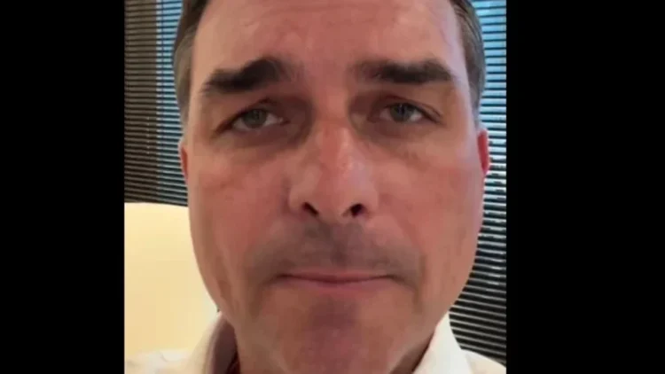 Flávio Bolsonaro: De negação a confirmação sobre cobrança a Vorcaro para filme