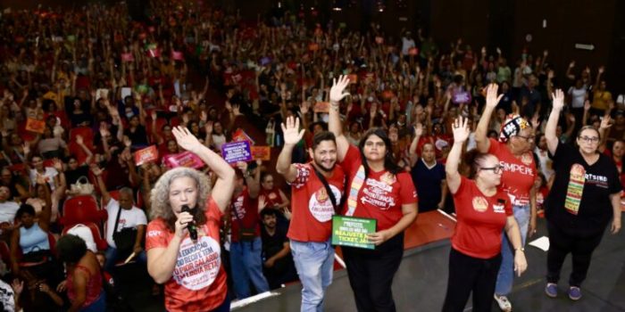 Professores do Recife aprovam estado de greve e paralisam rede nesta quinta-feira (5)