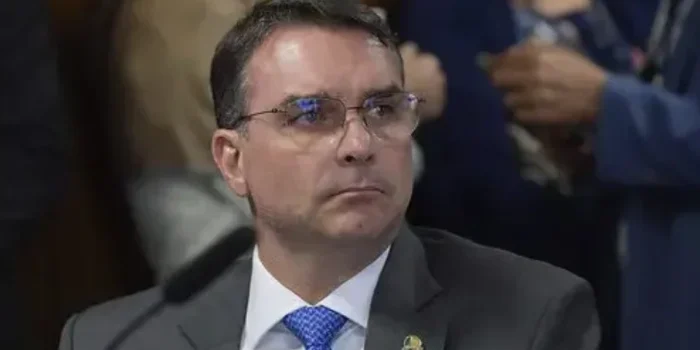 Flávio Bolsonaro e financiamento de filme sobre Bolsonaro: Entenda o caso