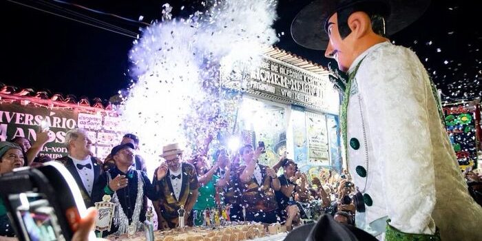 Homem da Meia-Noite celebra 94 anos com cortejo e bolo gigante em Olinda
